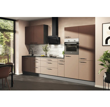 Cuisine moderne avec four intégré, hotte aspirante, évier et plan de travail