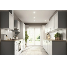 Cuisine claire avec armoires encastrées, appareils électroménagers et plans de travail