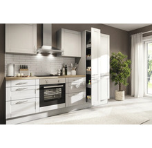 Cuisine claire avec armoires blanches, hotte aspirante et étagères.