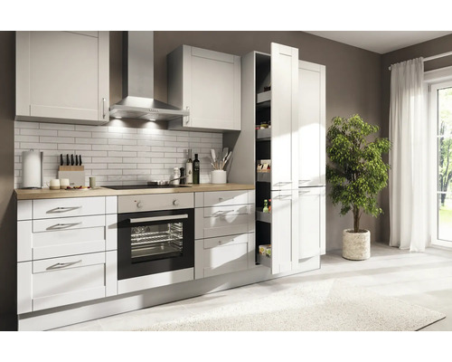 Cuisine claire avec armoires blanches, hotte aspirante et étagères.