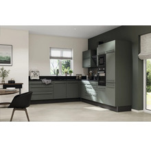 Cuisine moderne avec armoires grises, plan de travail noir et poignées en acier inoxydable.