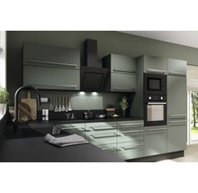 Cuisine moderne avec armoires de cuisine, hotte aspirante, micro-ondes et four.