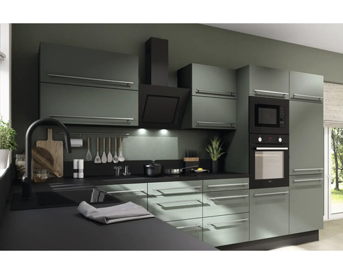 Cuisine moderne avec armoires de cuisine, hotte aspirante, micro-ondes et four.