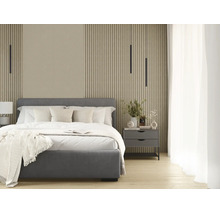 Modernes Schlafzimmer mit Wandpaneelen in Holzoptik, grauem Polsterbett und minimalistischen Pendelleuchten.