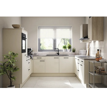 Cuisine claire avec des armoires modernes, un plan de travail, un évier et une fenêtre