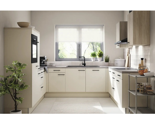 Cuisine claire avec des armoires modernes, un plan de travail, un évier et une fenêtre