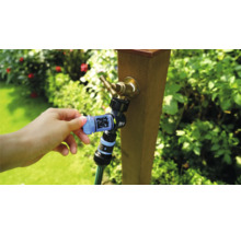 Gartenschlauch mit Wasserhahnanschluss wird an einen Wasserhahn angeschlossen.