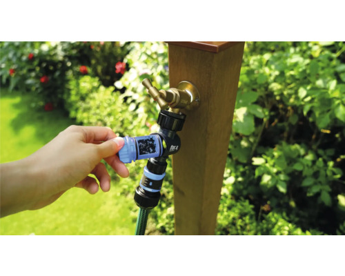 Gartenschlauch mit Wasserhahnanschluss wird an einen Wasserhahn angeschlossen.