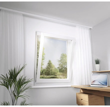 Innenraum mit gekipptem Fenster, Vorhängen und Schreibtisch