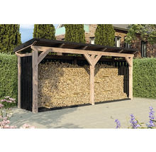 Abri à bois avec bois de chauffage empilé à l'extérieur