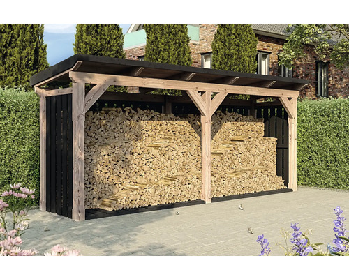 Abri à bois avec bois de chauffage empilé à l'extérieur