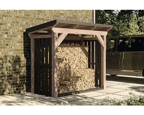 Holzlager aus Holz mit Brennholz