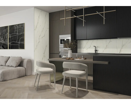 Cuisine et coin repas modernes avec façades à lattes, murs aspect marbre, parquet à chevrons et mobilier minimaliste.