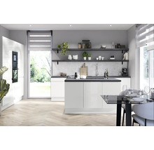 Cuisine claire avec îlot de cuisine, étagères et table à manger dans un espace de vie moderne.