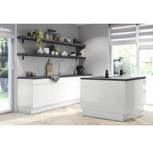 Cuisine moderne avec armoires blanches, plan de travail foncé et étagères