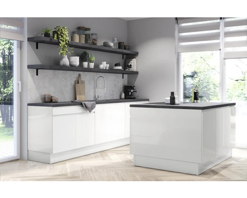 Cuisine moderne avec armoires blanches, plan de travail foncé et étagères