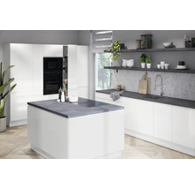 Cuisine claire avec îlot de cuisson, placards intégrés et étagères