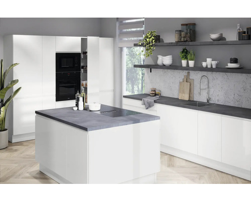 Cuisine claire avec îlot de cuisson, placards intégrés et étagères