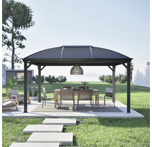 Pavillon de jardin avec table et chaises sur une terrasse dans un jardin.