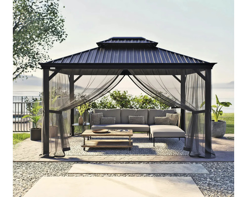 Pavillon avec moustiquaire, canapé et table dans le jardin.