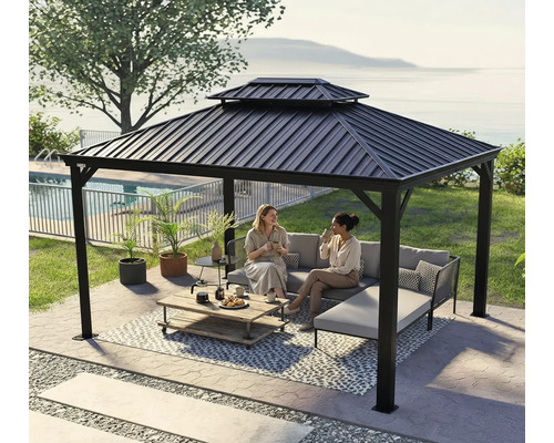 Scène de jardin avec pavillon, canapé et deux femmes buvant du café