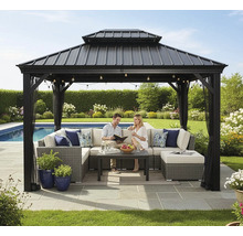 Scène de jardin avec pavillon, coin salon, table, plantes et deux personnes