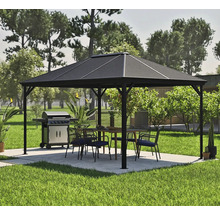 Scène de jardin avec pavillon, barbecue, table de jardin et chaises sur une pelouse