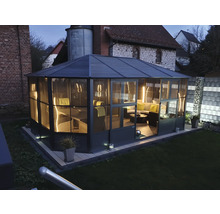 Aussenansicht eines Pavillons mit Möbeln im Garten.