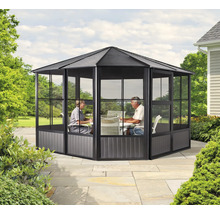 Freistehender Pavillon mit zwei Personen im Garten.