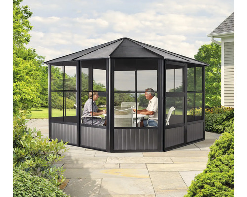 Freistehender Pavillon mit zwei Personen im Garten.