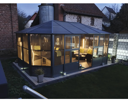 Pavillon Sojag Charleston 12x15 472x367 cm anthracite Vue extérieure d'un pavillon de jardin avec mobilier dans un jardin.