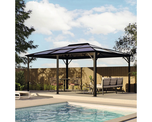 Pavillon avec table, chaises et banc dans le jardin au bord de la piscine