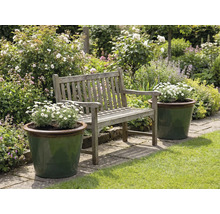 Aménagement paysager de jardin avec banc en bois et bacs à fleurs plantés