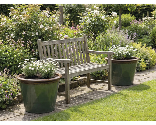 Aménagement paysager de jardin avec banc en bois et bacs à fleurs plantés