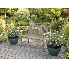 Scène de jardin avec banc en bois, étang et plantes en pot sur terrasse en bois