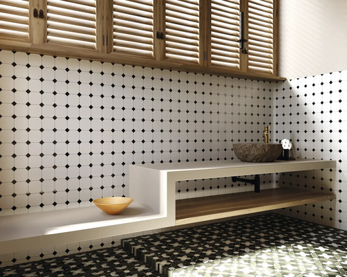 Badezimmer mit weisser Fliesenwand mit schwarzem Punktmuster, Waschtisch mit Steinwaschbecken und Holzregal