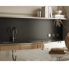 Scène de cuisine avec évier, robinet, carreaux de mosaïque et éléments décoratifs pour un design moderne