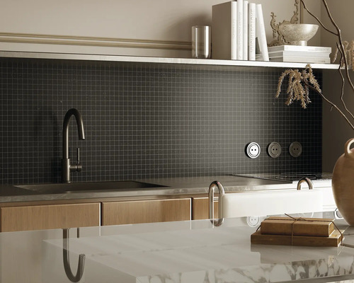 Scène de cuisine avec évier, robinet, carreaux de mosaïque et éléments décoratifs pour un design moderne
