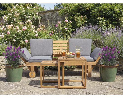 Scène de jardin avec banc en bois, table et pots de fleurs