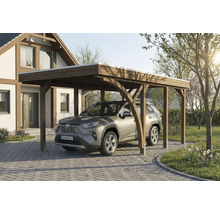 Auto unter einem Carport aus Holz vor einem Haus.