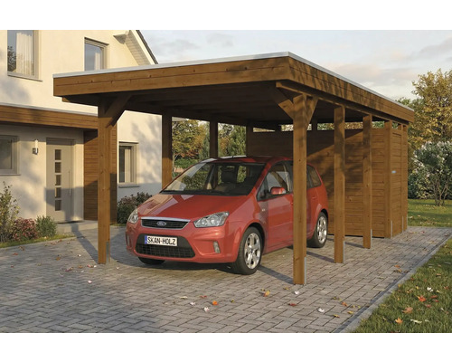 Carport en bois avec local de rangement et voiture garée devant une maison
