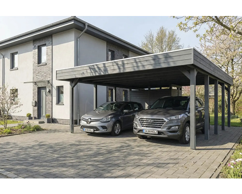 Abri de voiture en bois avec deux voitures garées devant une maison