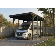 Camping-car sous un abri de voiture en bois noir