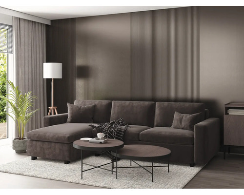 Modernes Wohnzimmer mit dunklem Ecksofa, runden Couchtischen und Wandpaneelen mit vertikalen Lamellen.