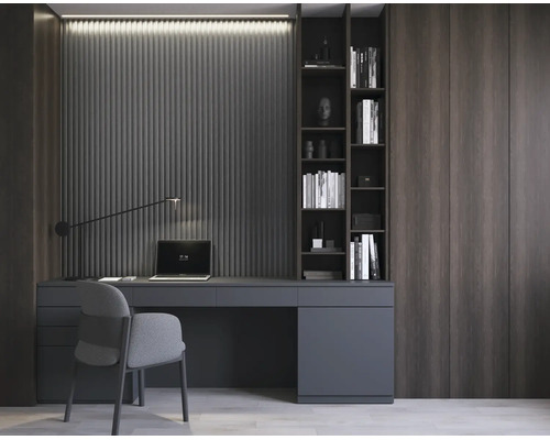 Moderner Arbeitsplatz mit Schreibtisch, gepolstertem Bürostuhl, vertikalen Wandpaneelen in Lamellenoptik und einem integrierten Regal.