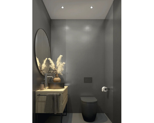 Modernes Gäste-WC mit anthrazitfarbenem Wand-WC, Waschtischunterschrank in Holzoptik, schwarzem Aufsatzwaschbecken und rundem Spiegel.