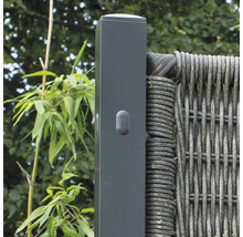 Poteau de clôture en aluminium anthracite avec capuchon à côté d'un élément de clôture de jardin en résine tressée.