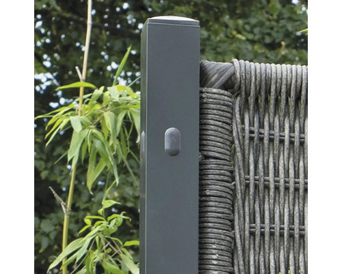 Poteau de clôture en aluminium anthracite avec capuchon à côté d'un élément de clôture de jardin en résine tressée.