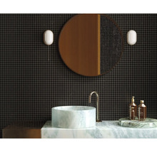 Salle de bain moderne avec carreaux foncés, miroir rond et lavabo en marbre