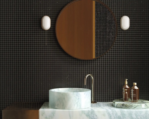 Salle de bain moderne avec carreaux foncés, miroir rond et lavabo en marbre